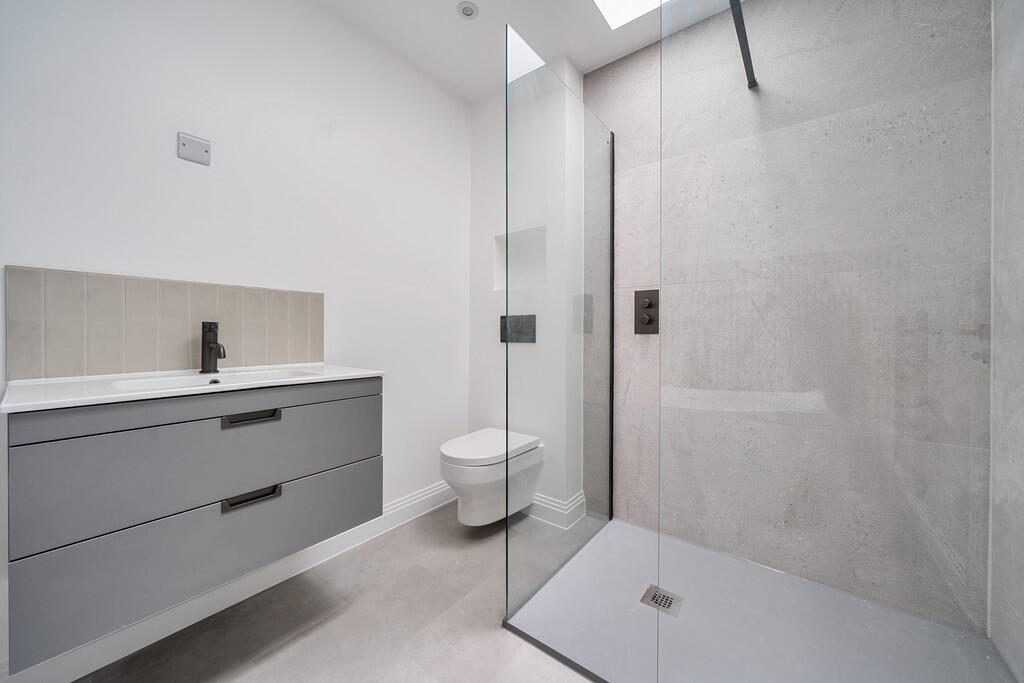 Bedroom 2 en suit...
