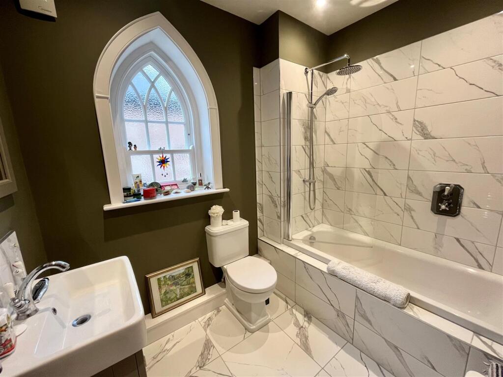 8. Bathroom.jpg
