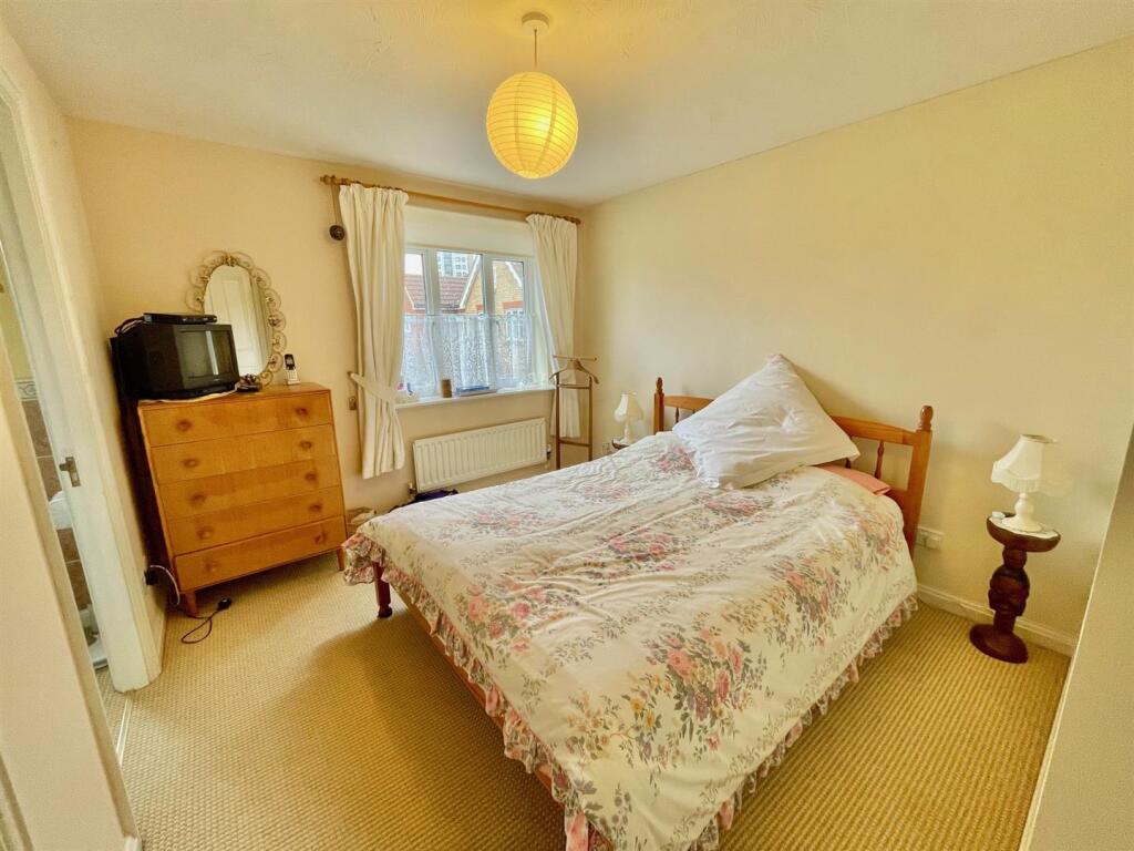 2 Oaklands Wood Bed 1.jpg