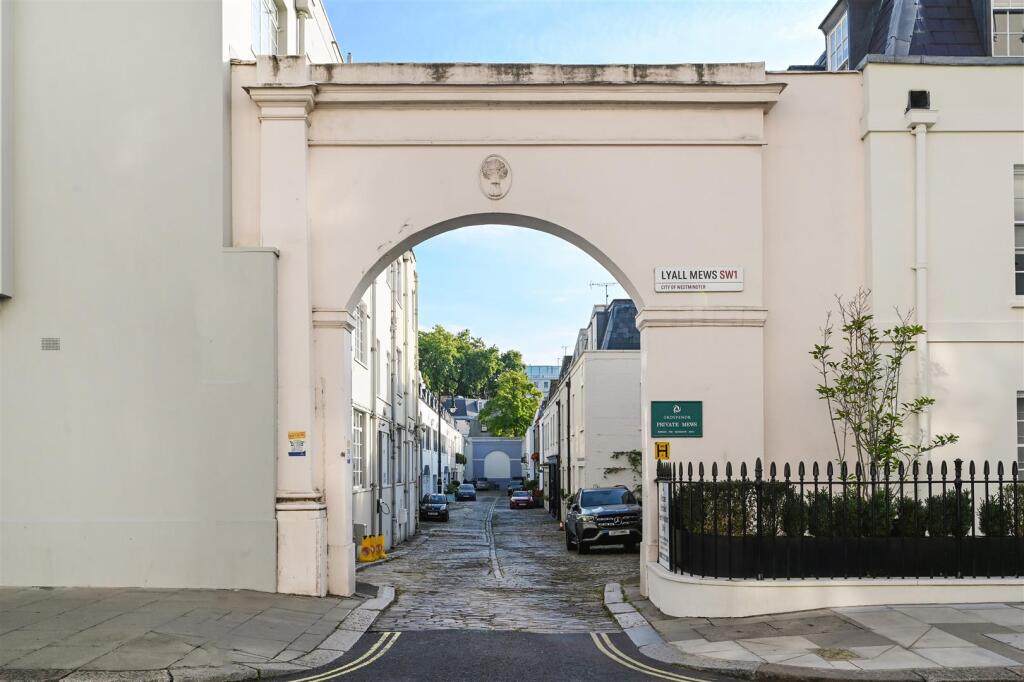 12a-Lyall-Mews (19).JPG