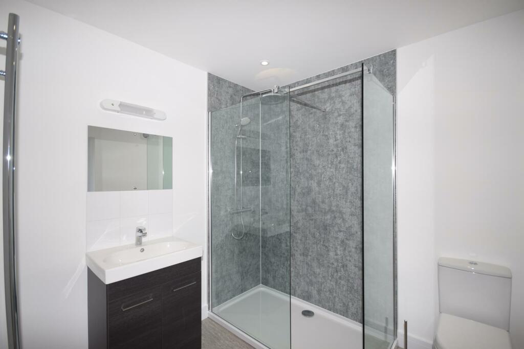 En suite shower.JPG