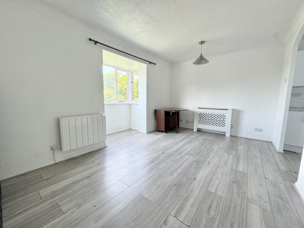 Studio flat to rent in N9