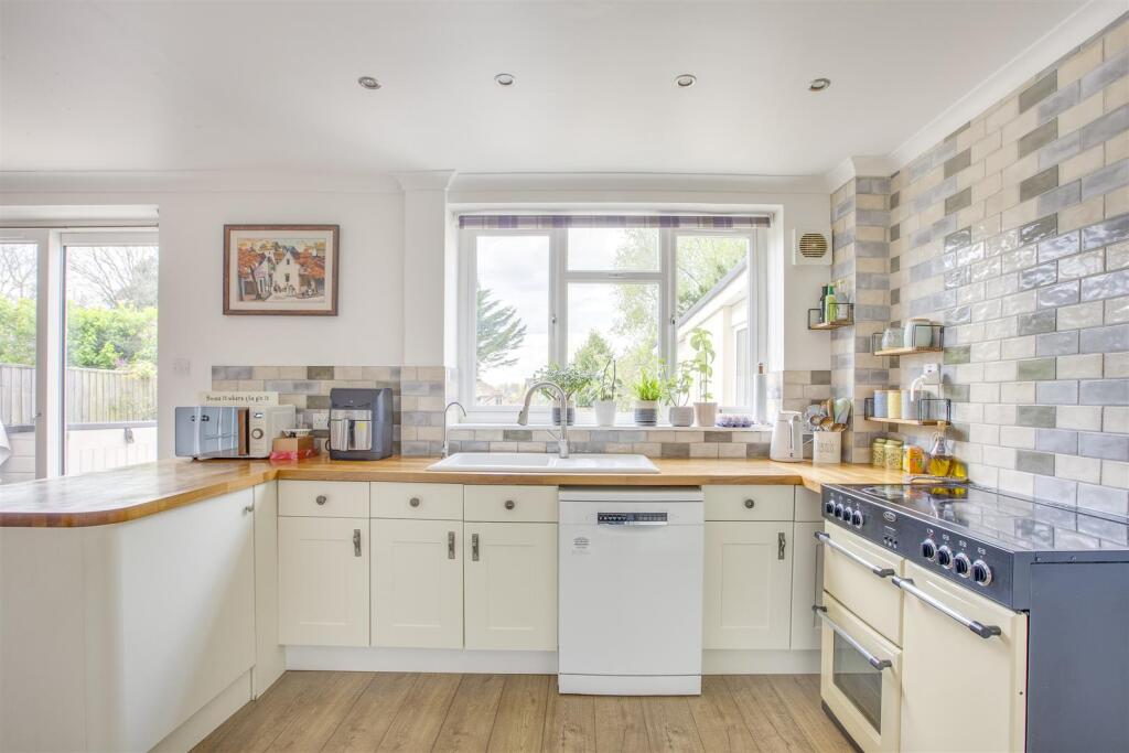 25 Cambridge Crescent, HP13 7NE-12.jpg
