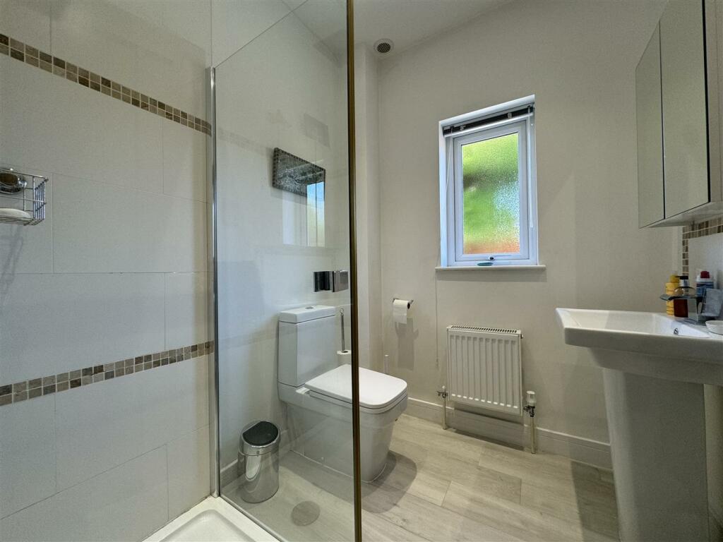 FAMILY SHOWER ROOM