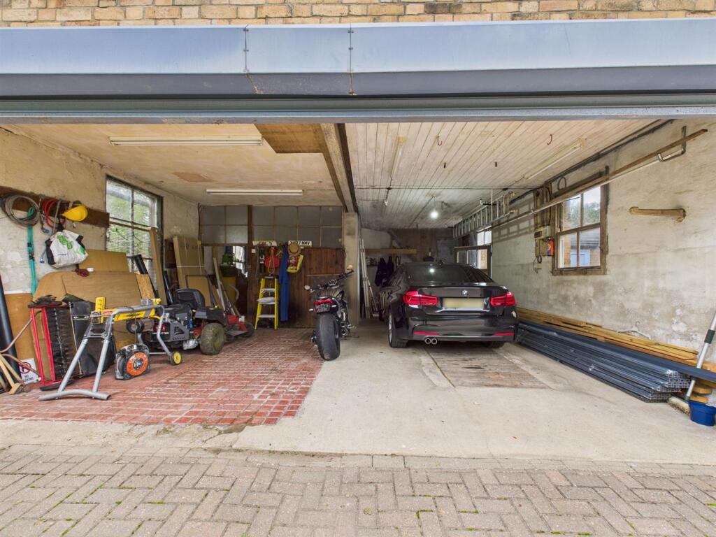 Double garage/workshop: