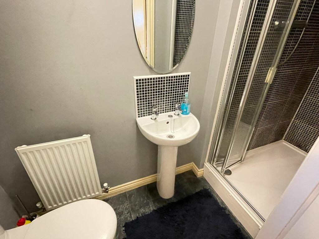 EN-SUITE SHOWER ROOM