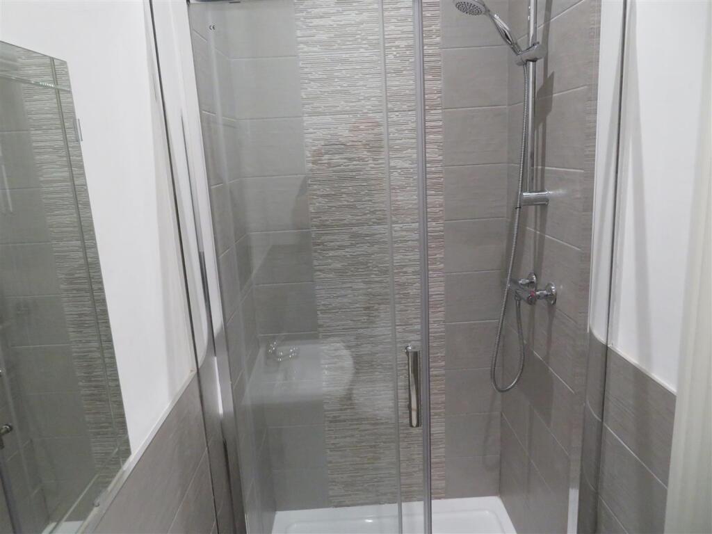 63 Fawcett Room 1 ensuite.JPG