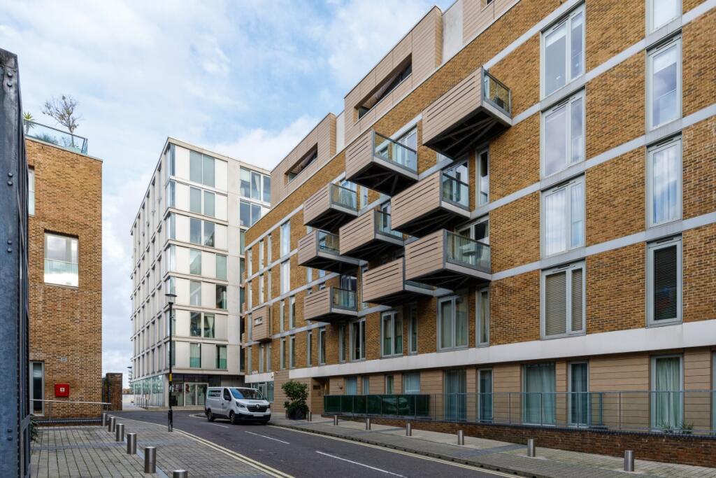 Axis Court F25 (1...