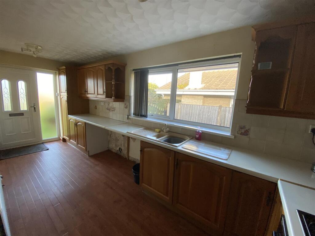 Kitchen: