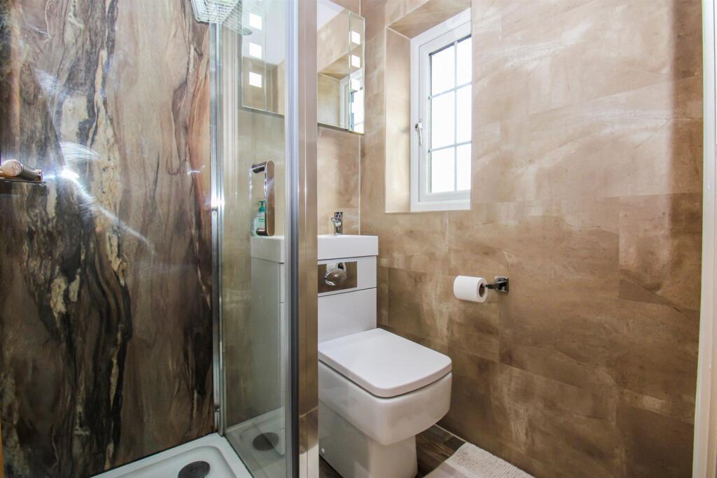EN SUITE SHOWER ROOM