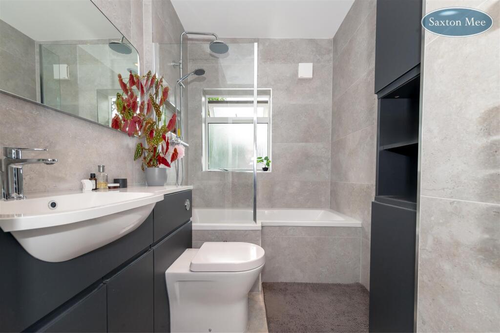 bathroom 7739.jpg