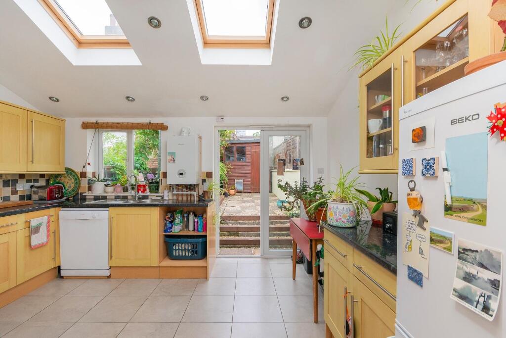 2P0RHD - Kitchen E.jpg