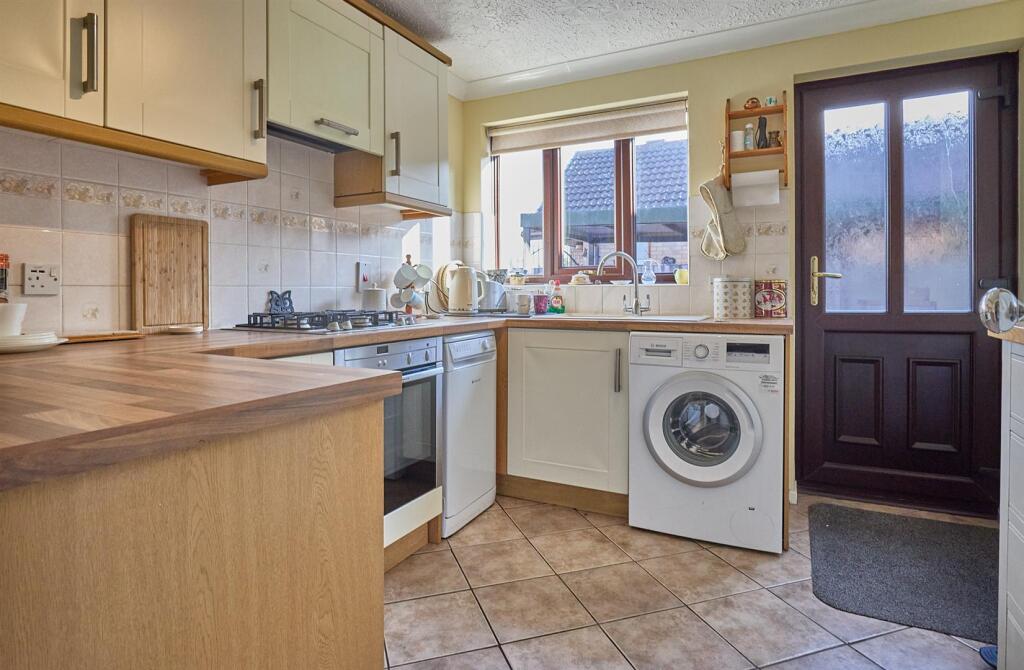 Fitted Kitchen to Side