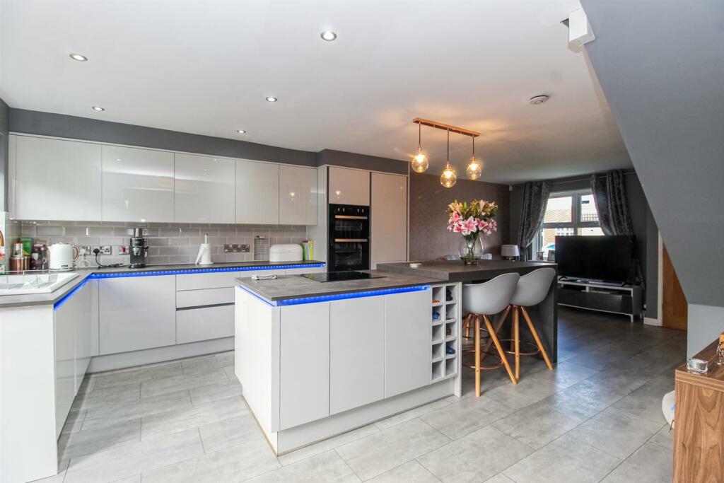 OPEN PLAN KITCHEN/DINING/SITTING ROOM