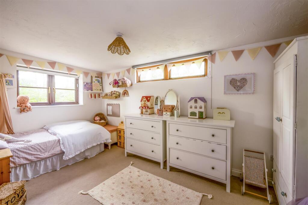 Upstaris bedroom end