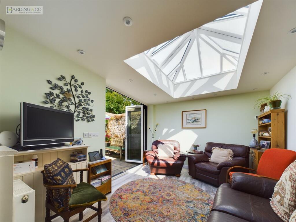 Rear reception with bi folding doors.jpg