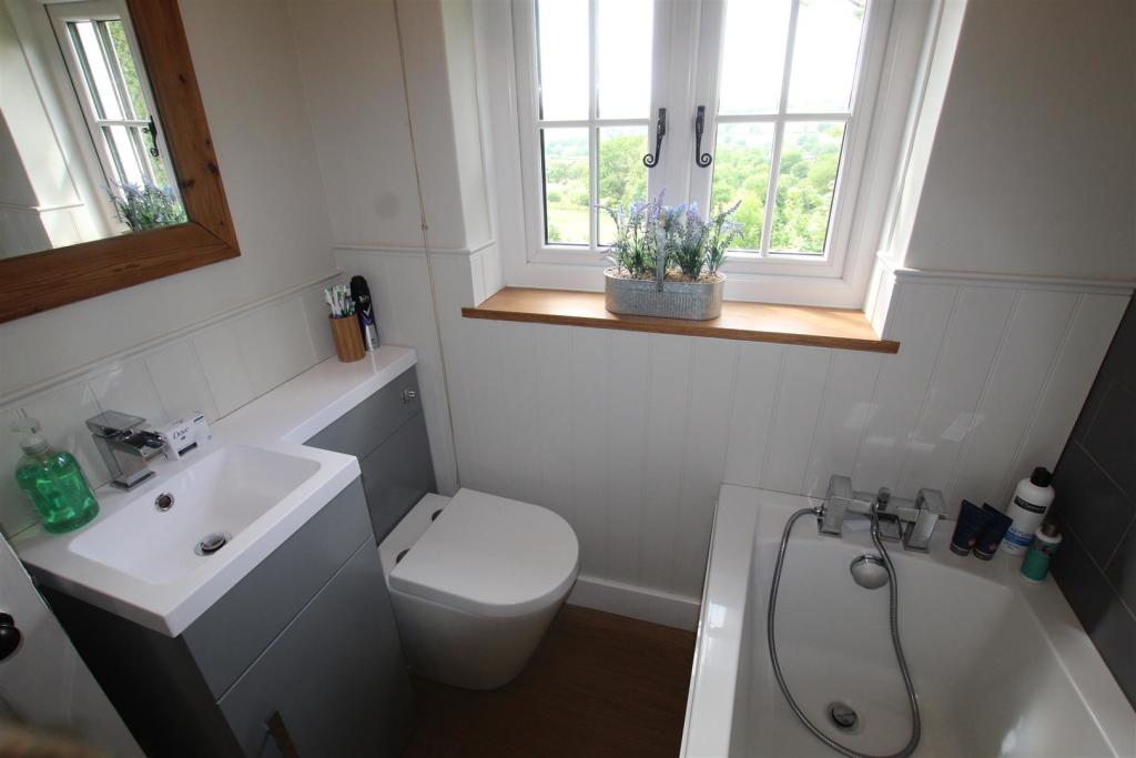 bathroom 2nd angle.JPG