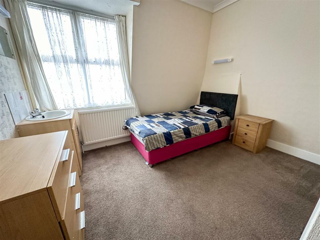 BEDROOM 14