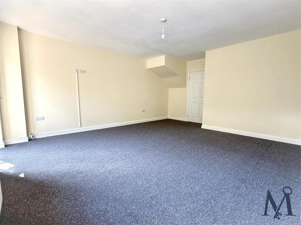 Spacious Living Room Diner