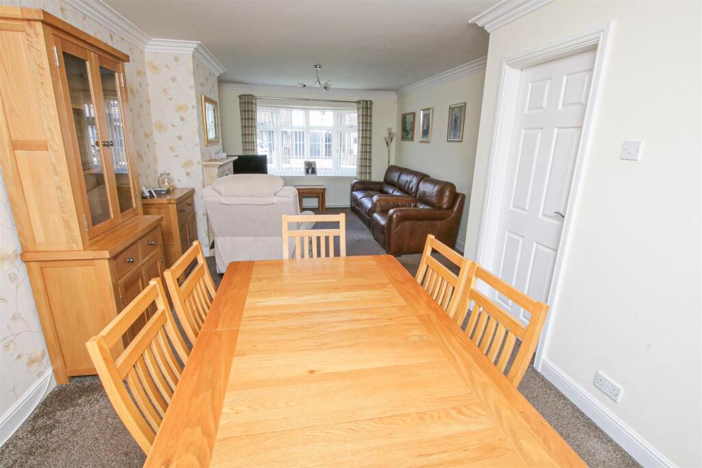 OPEN PLAN LOUNGE/DINING ROOM