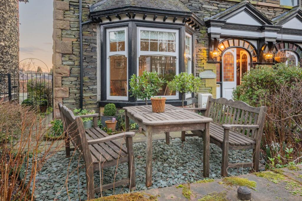 Seating area to the front