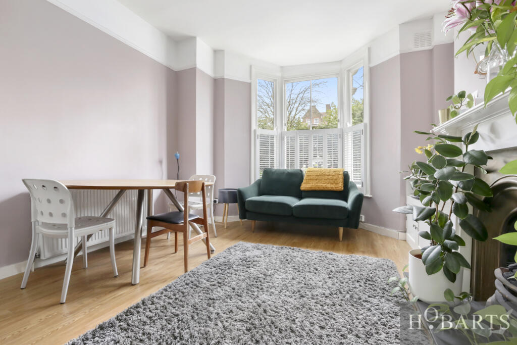 Charming One-Bedroom Maisonette with Private Gard