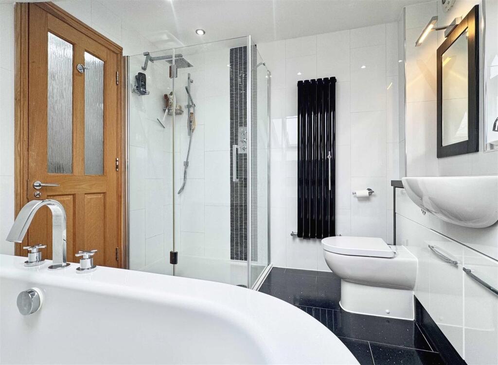 Bathroom b.jpg