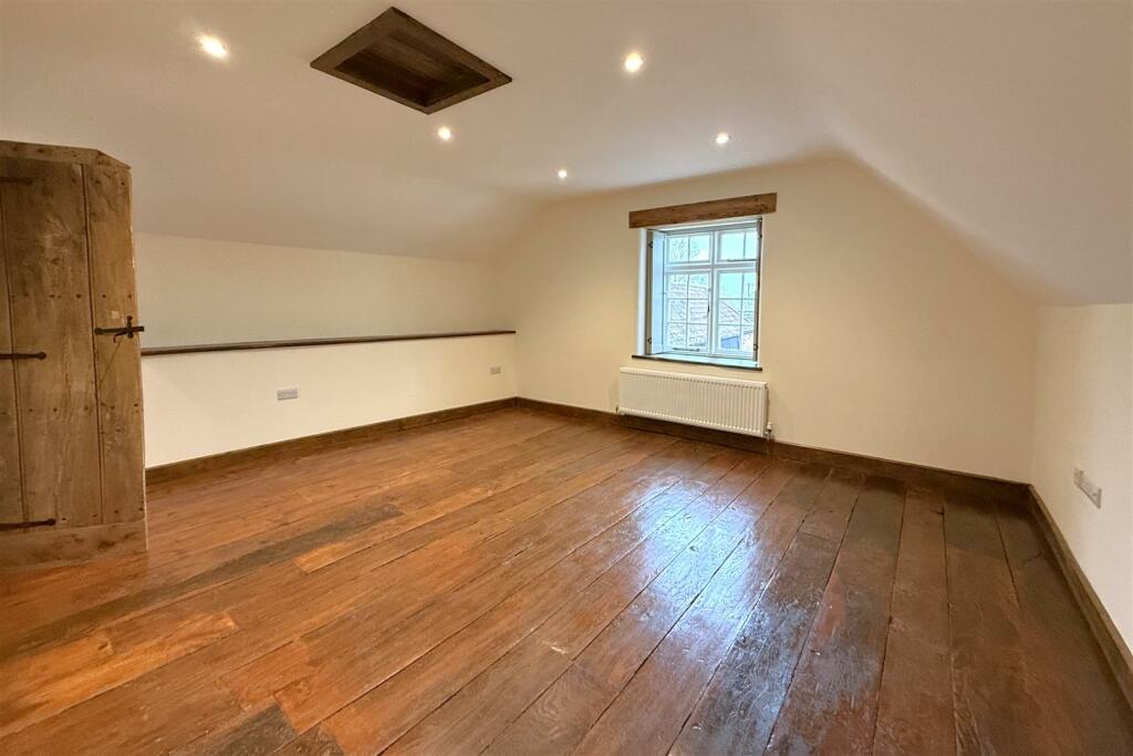 Bedroom 1.JPG