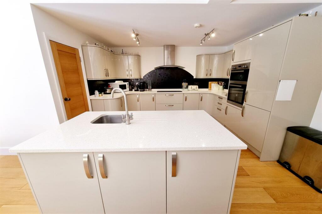 LUXURY FITTED KITCHEN/DINER: PIC. 2