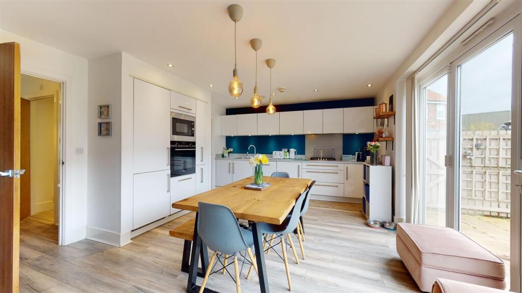 Kitchen / Dining Area