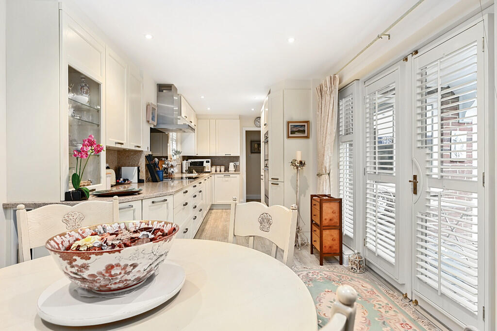 10 Jarretts Close...