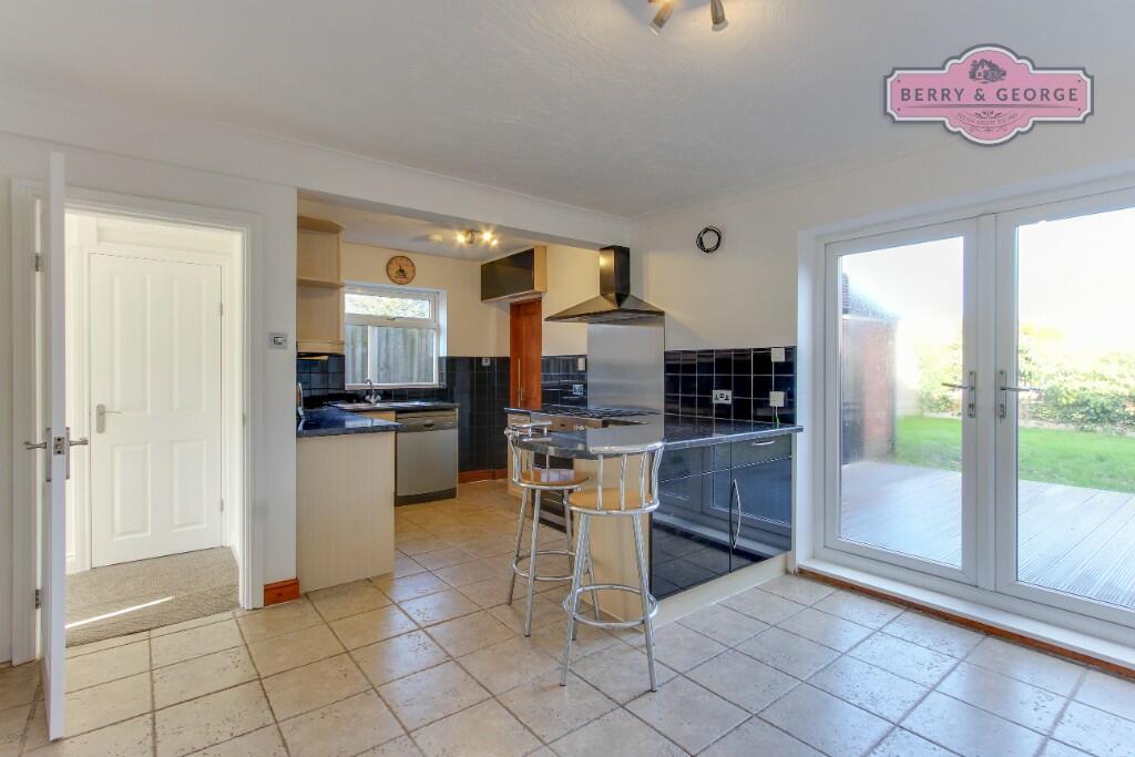 KITCHEN / BREAKFAST