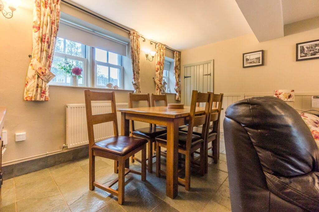 SITTING/DINING ROOM