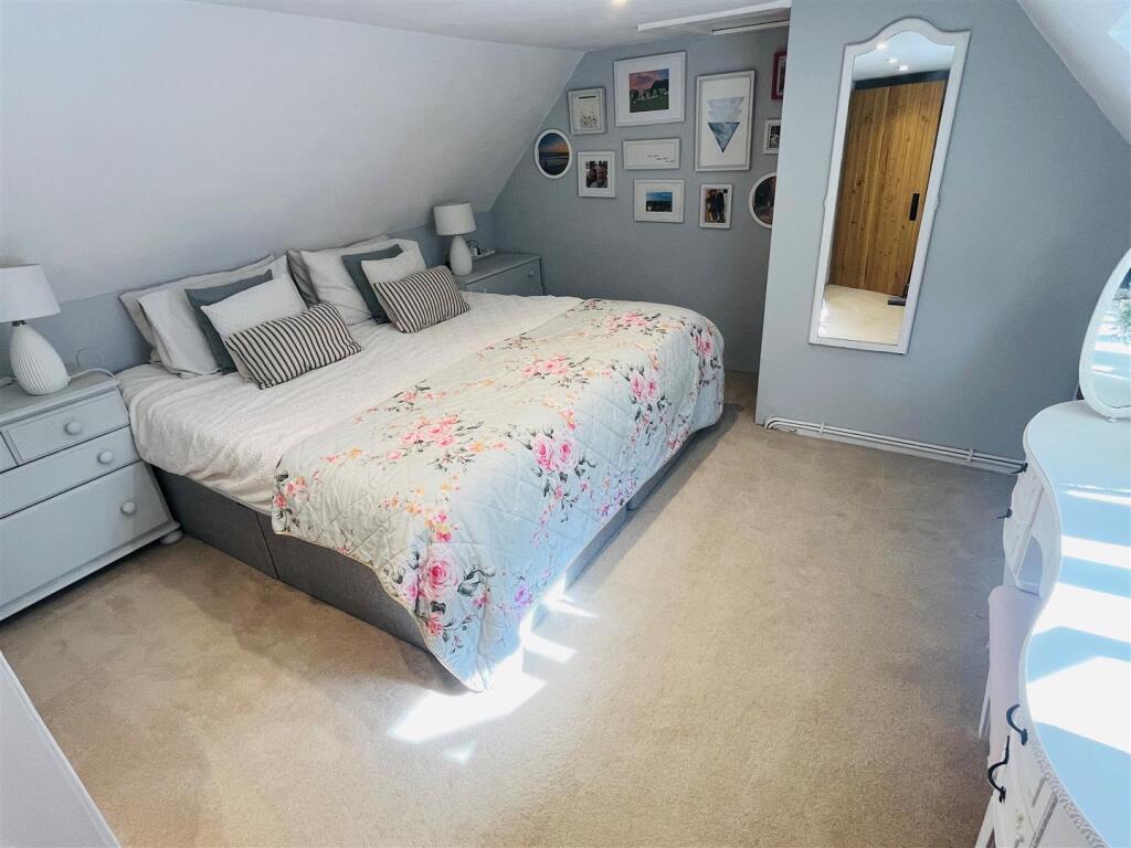 Wentworth bedroom 1.jpg