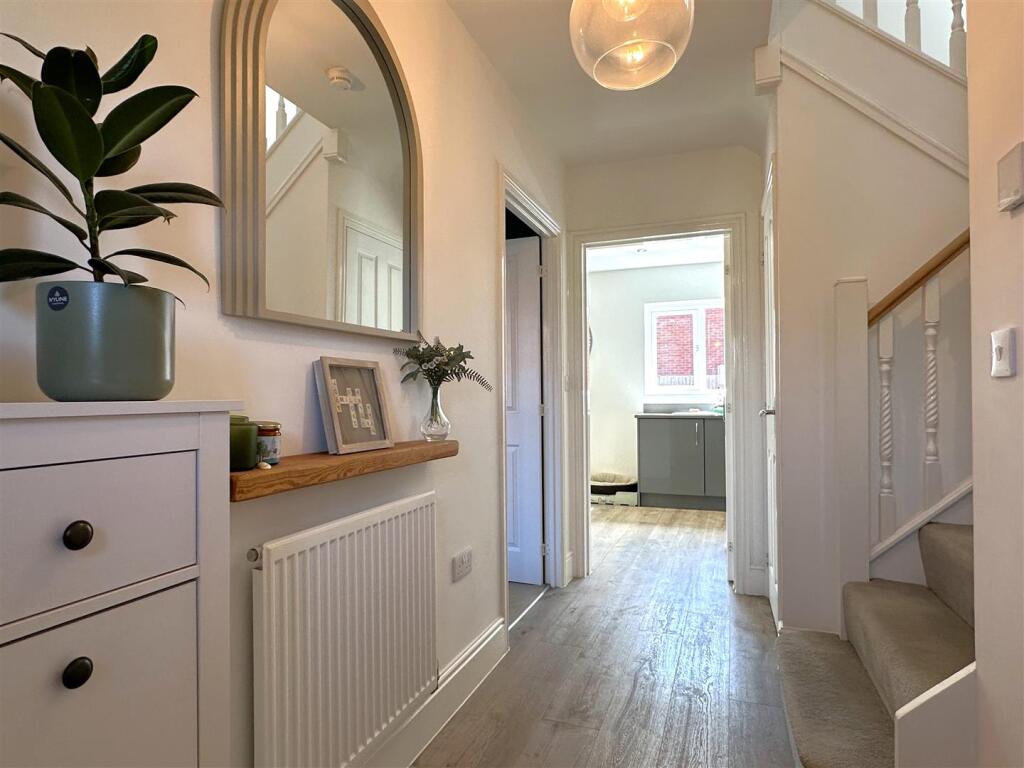 Inviting Entrance Hall 938