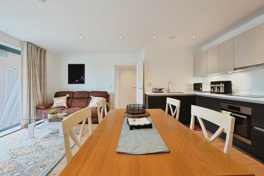 Bright and spacious modern living room with com...