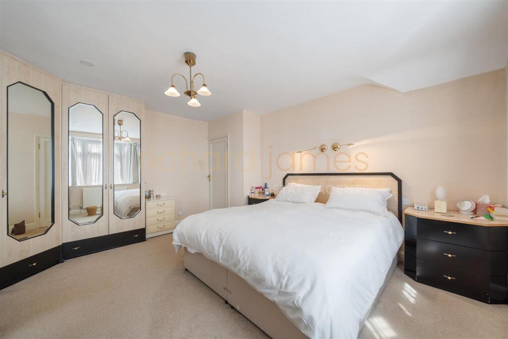 2 Oakleigh Gardens HA8 8EA-14.jpg