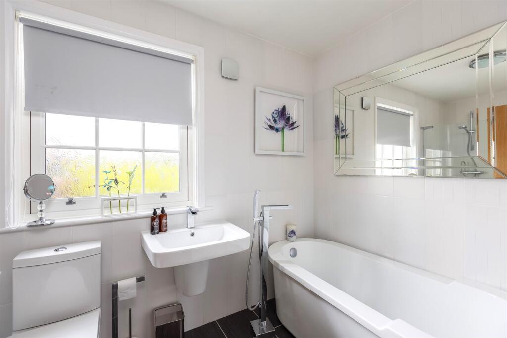26 - Bathroom.jpg