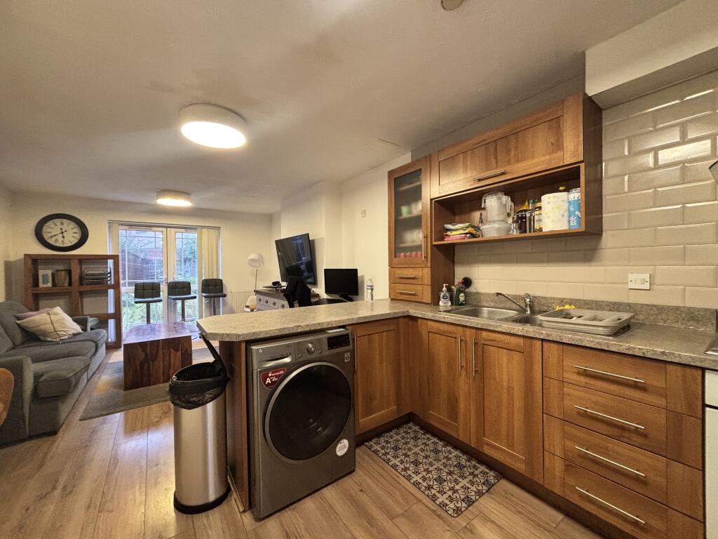 Kitchen / Lounge