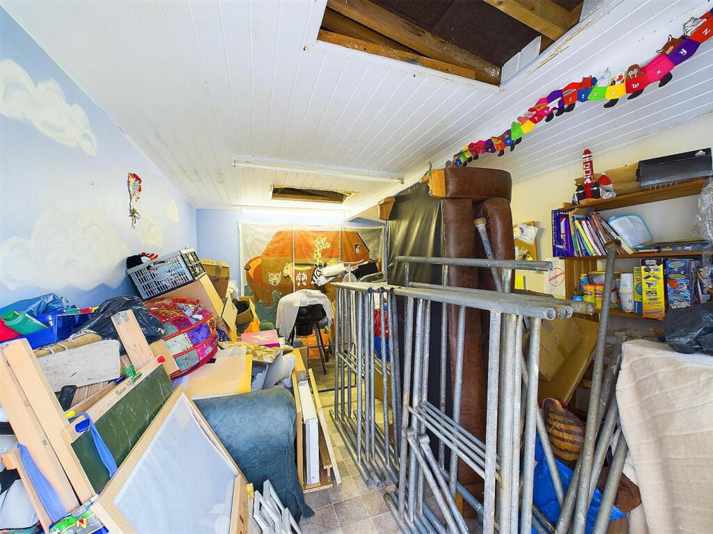 10 - 2 bedroom garden flat.jpg