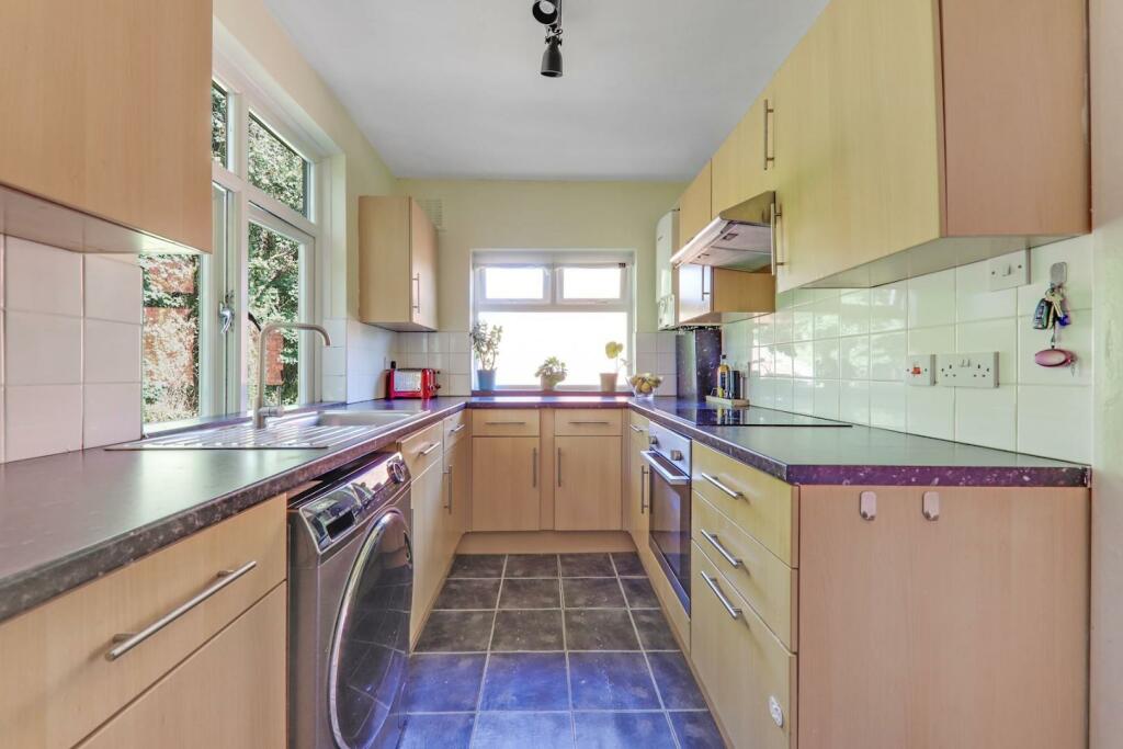 02-4d24JHPropWpen - 16 Ridgemount Close - 4-medium