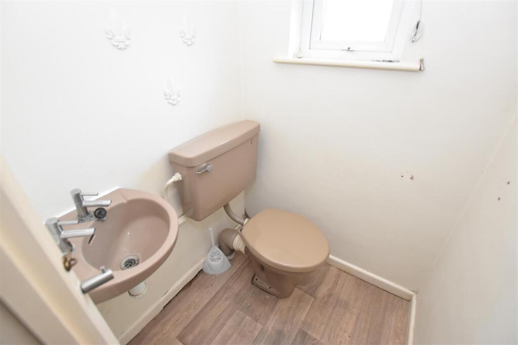 Cloakroom WC.JPG