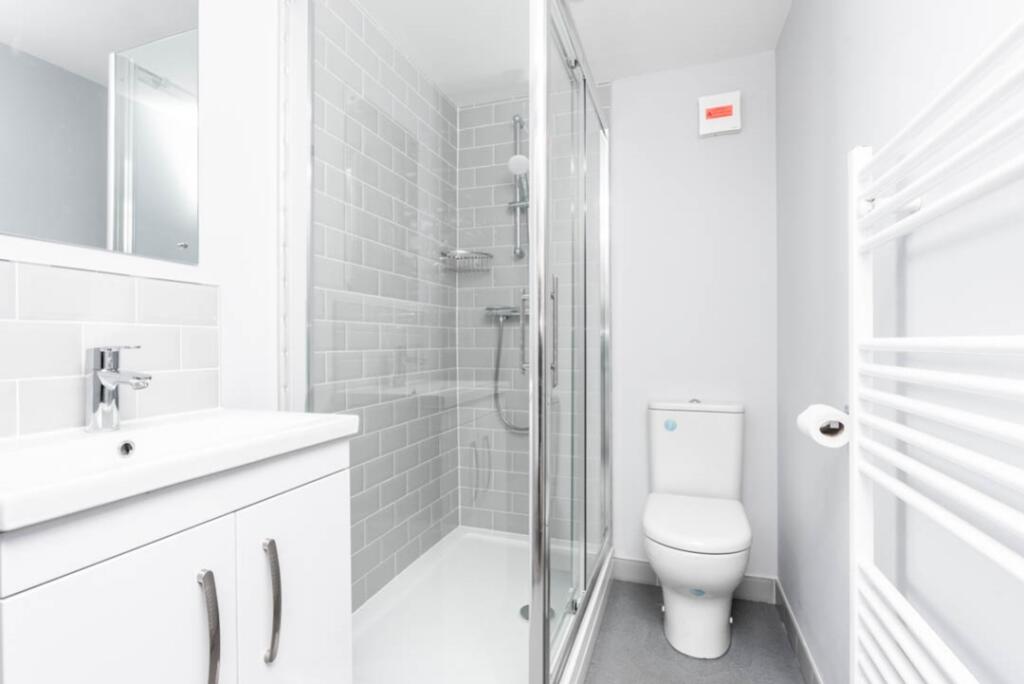 Flat B Snowdon Mede low-1