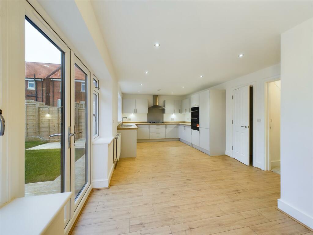 KITCHEN/LIVING DINER