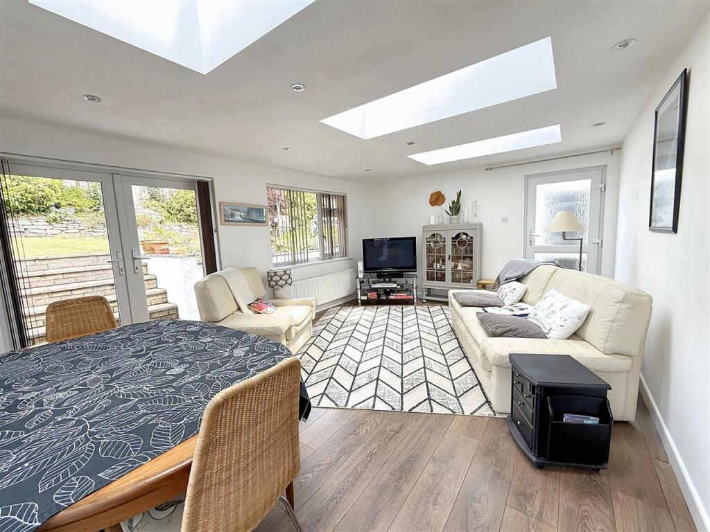 LIVING/DINING ROOM