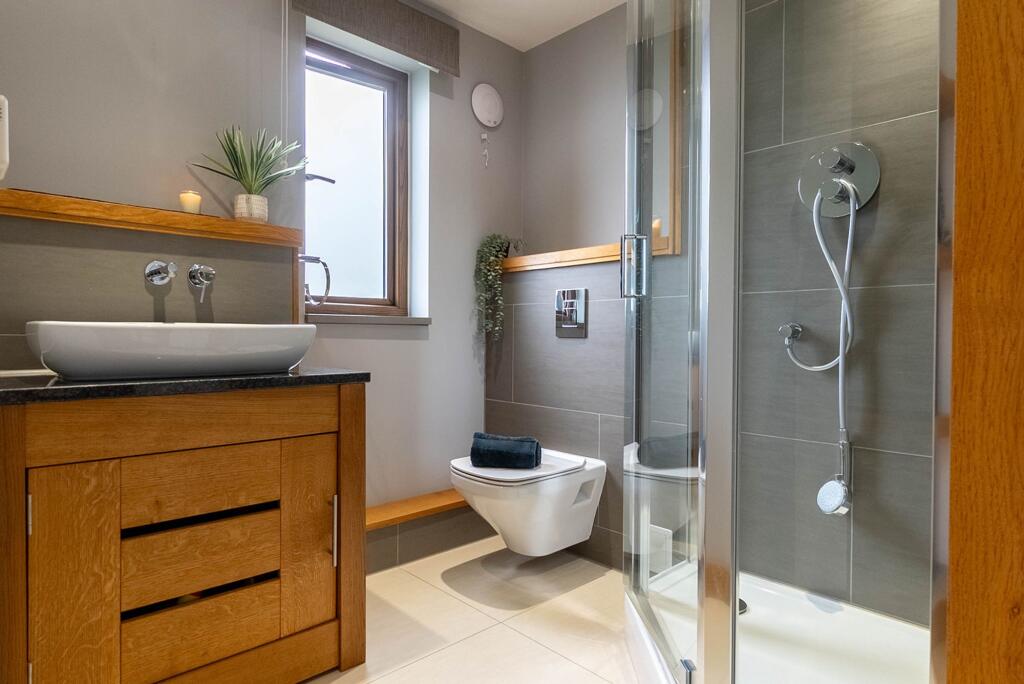 Bedroom 2 ensuite