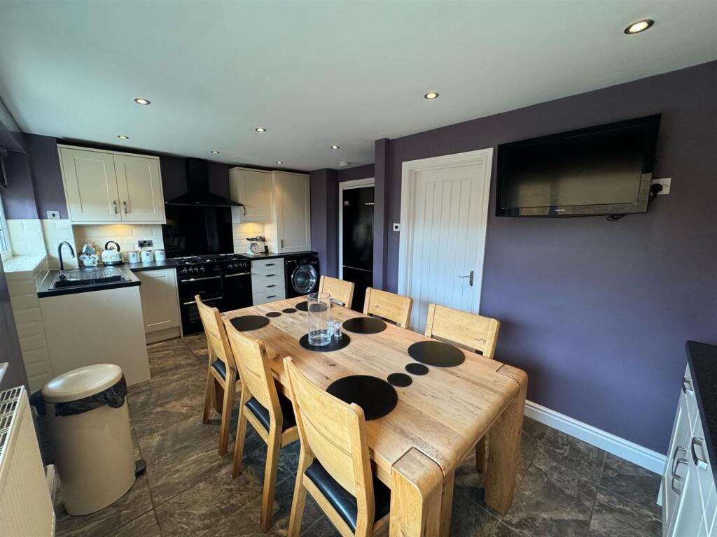Kitchen/ Dining Room