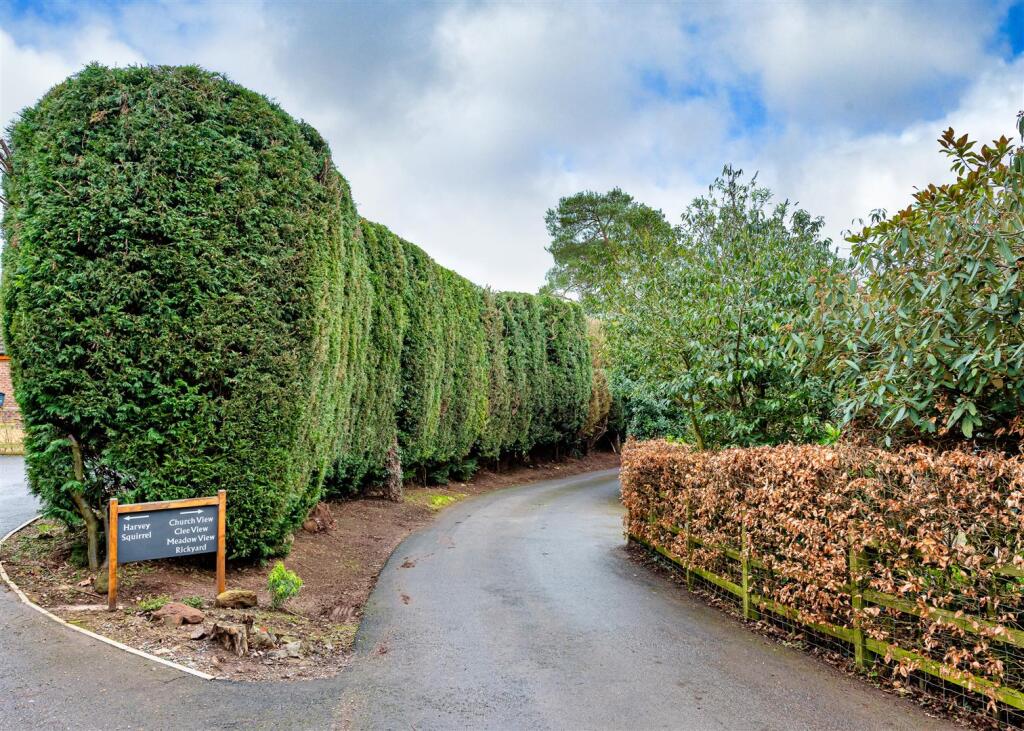 Clee View Barn-drive.jpg