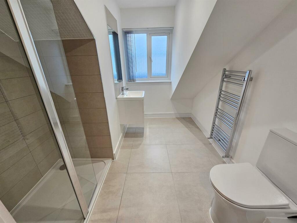 ENSUITE  SHOWER ROOM