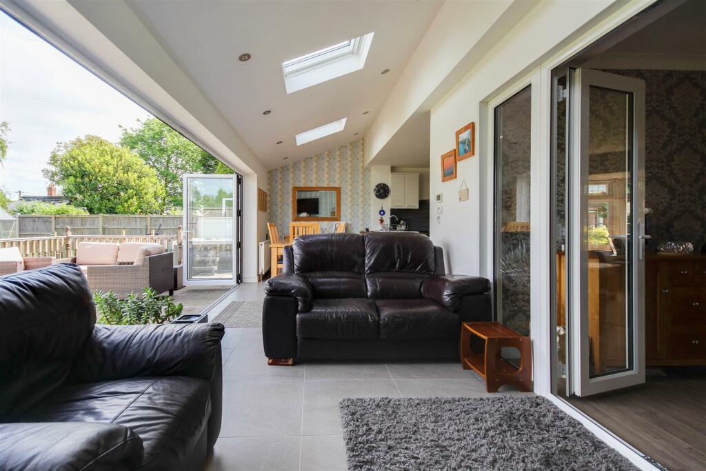 Snug/Dining Room